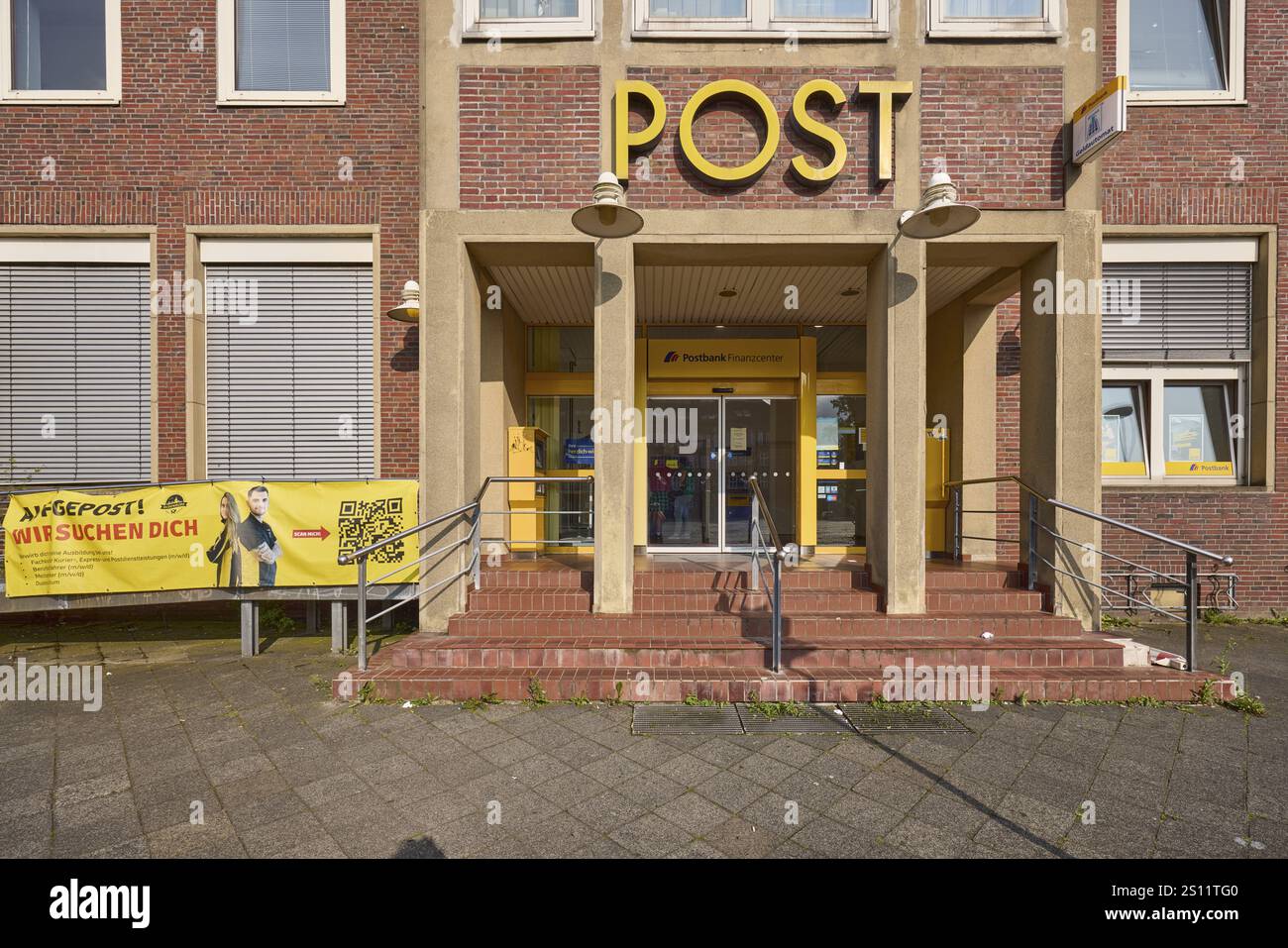 Ehemalige Post, Eingangsbereich mit Treppe, Tür und Lampen, Rathausplatz, Wilhelmshaven, unabhängige Stadt, Niedersachsen, Deutschland, Europa Stockfoto