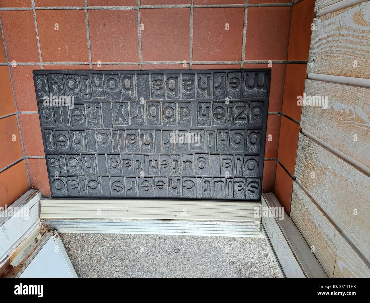 Türmatte mit Grüßen in verschiedenen Sprachen im Chez Marie Jo Bed & Breakfast in der Rue Marcel Bonin in St. Pierre, Frankreich Stockfoto