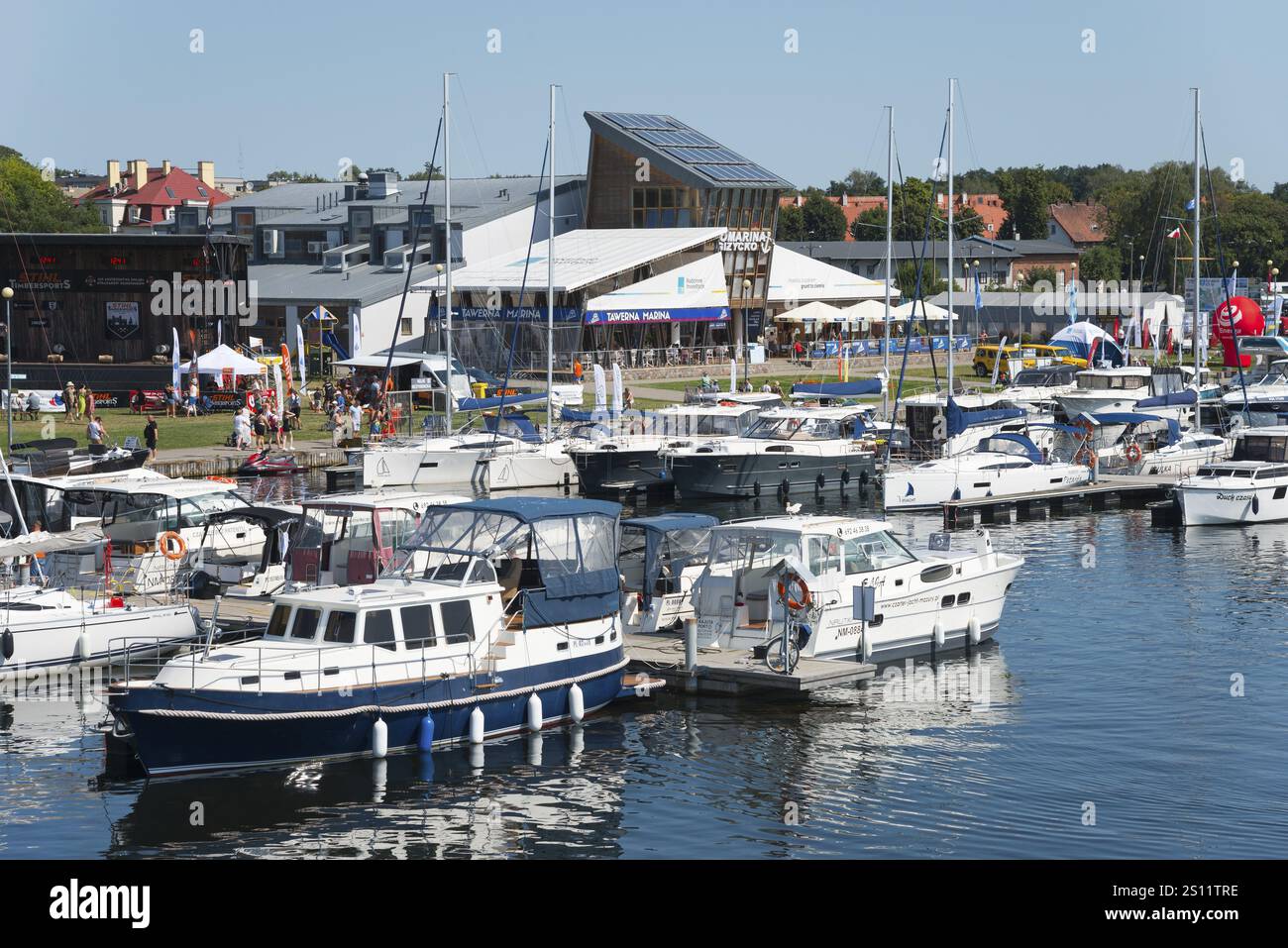 Ein geschäftiger Hafen mit zahlreichen Booten und Menschen an einem Sommertag, Gizycko, Warminsko-Mazurskie, Woiwodschaft Ermland-Masuren, Polen, Europa Stockfoto