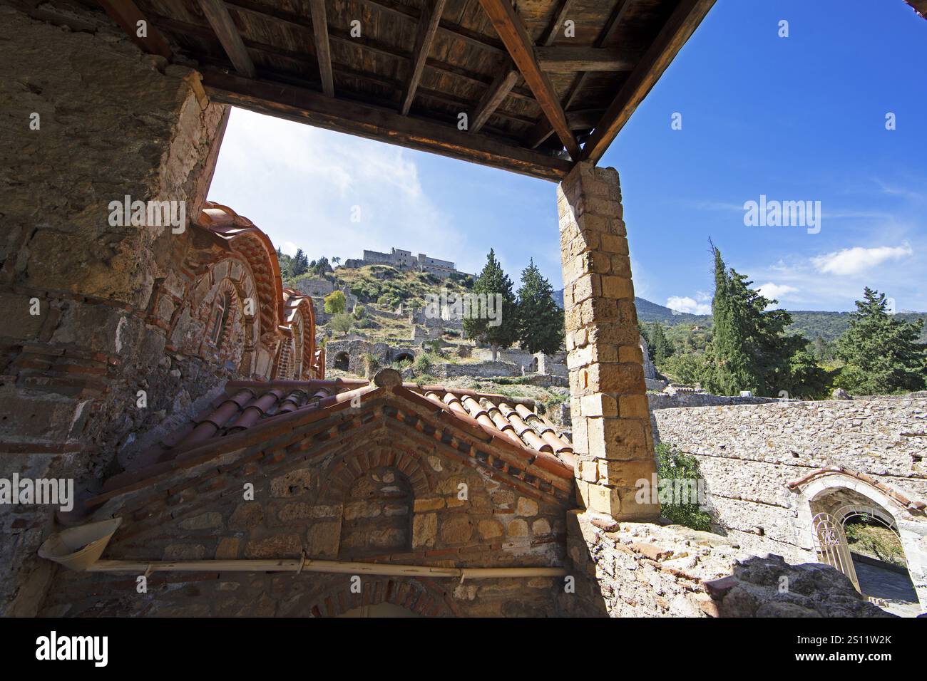 Die byzantinische Ruine Mystras oder Mistra auf den Taygetos-Bergen, UNESCO-Weltkulturerbe, Lakonien, Peloponnes, Griechenland, Europa Stockfoto