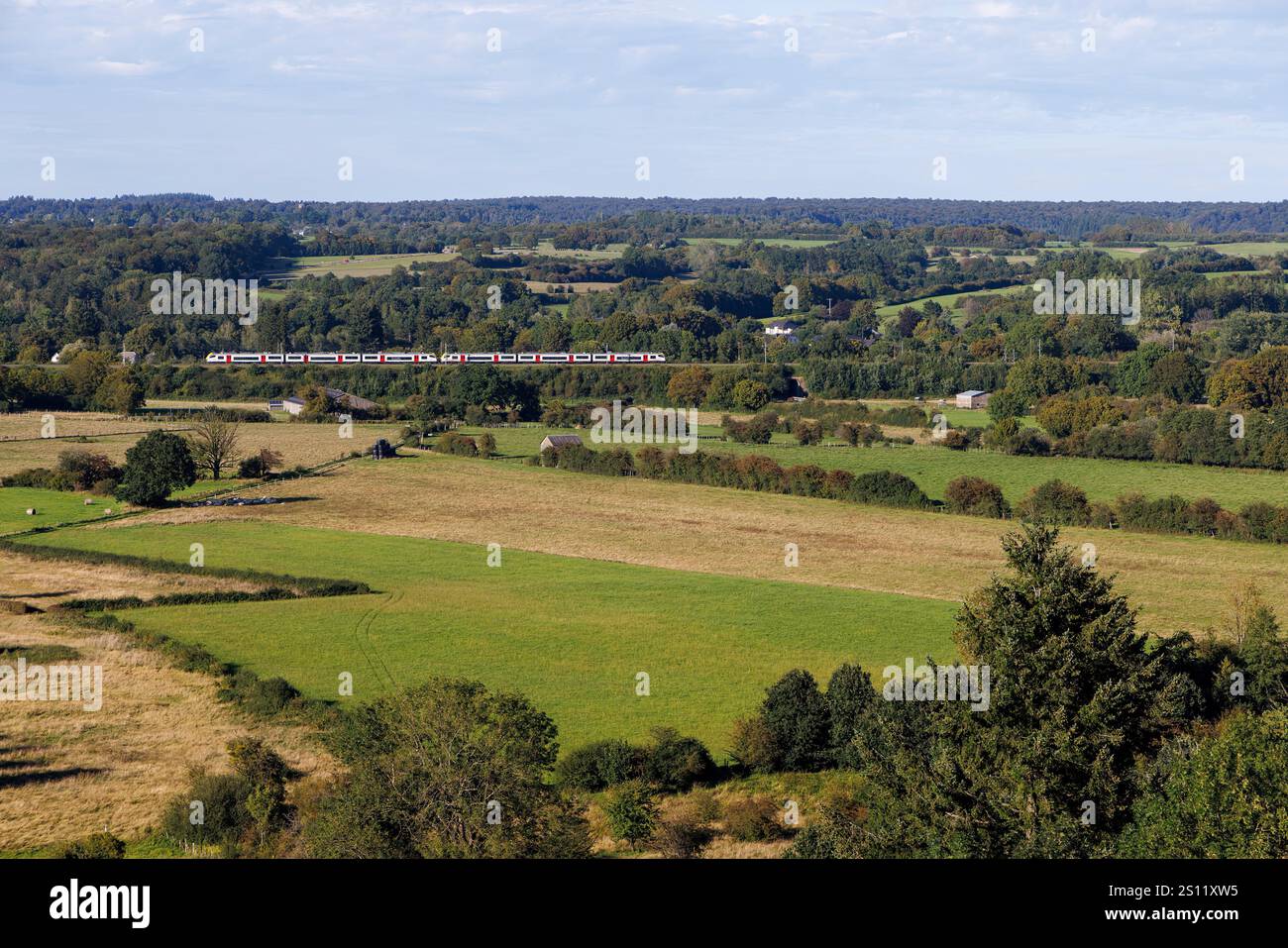 Blick auf die Felder rund um Florenville, Belgien, mit dem Zug in der Ferne Stockfoto
