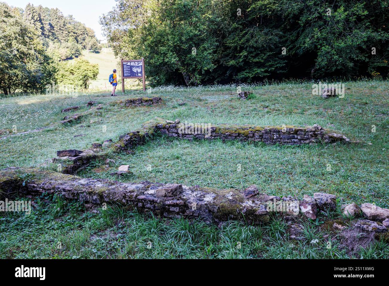 Roman bleibt mit Person, die das Informationsschild liest, Chameleux, Belgien Stockfoto