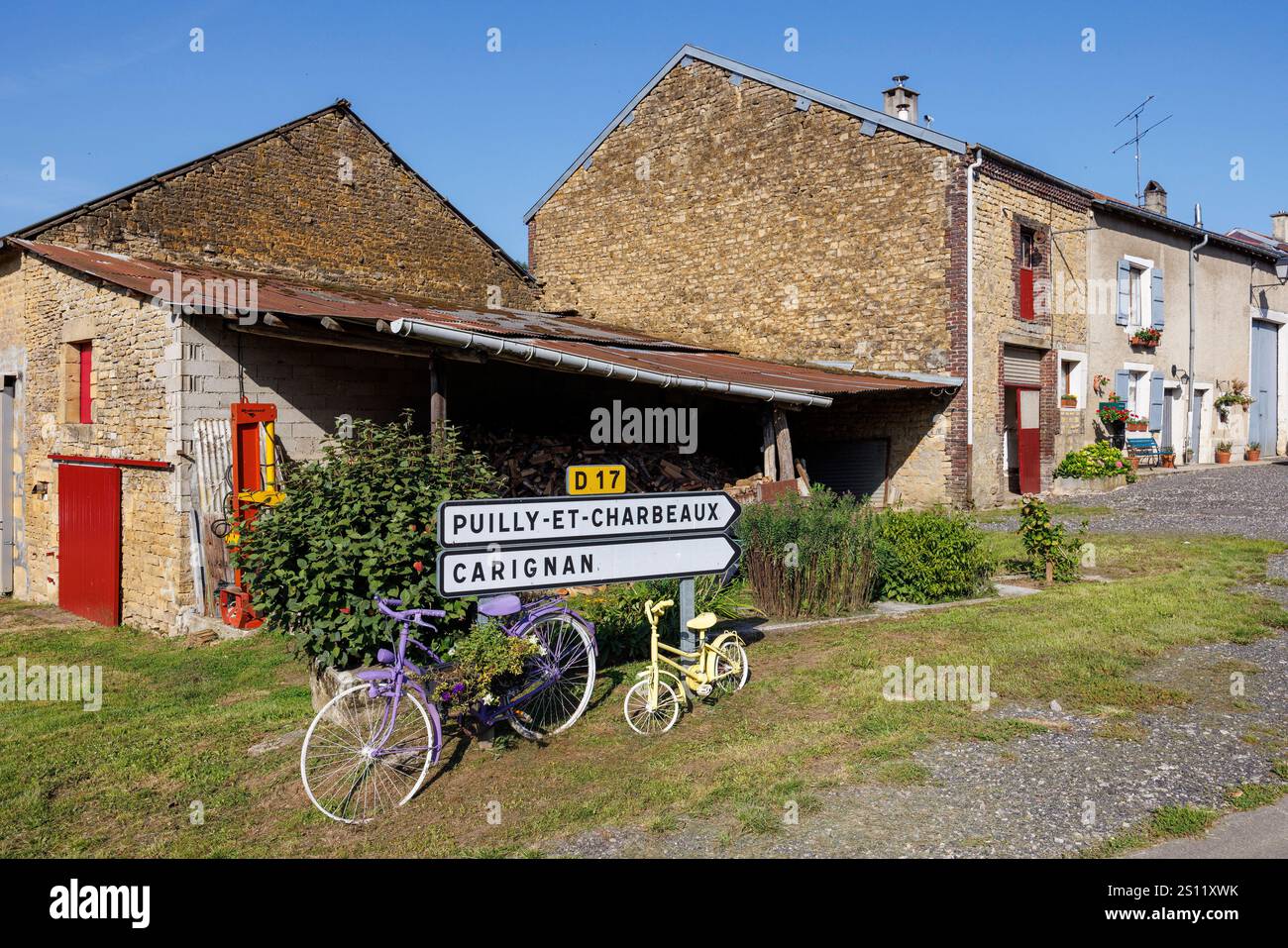 Fahrräder am Straßenschild, Auflance, Frankreich Stockfoto