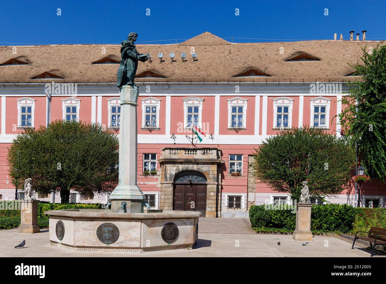 Denkmal die Schwesterstädte, die einen Brunnen vor dem Tauben- und Dumjb-Institut und -Museum in Vac, Ungarn, trinken Stockfoto
