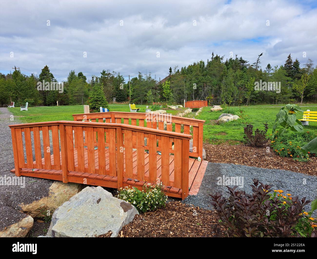 Rote Holzbrücken im Cranford Family Community Park in New Harbour, Neufundland & Labrador, Kanada Stockfoto