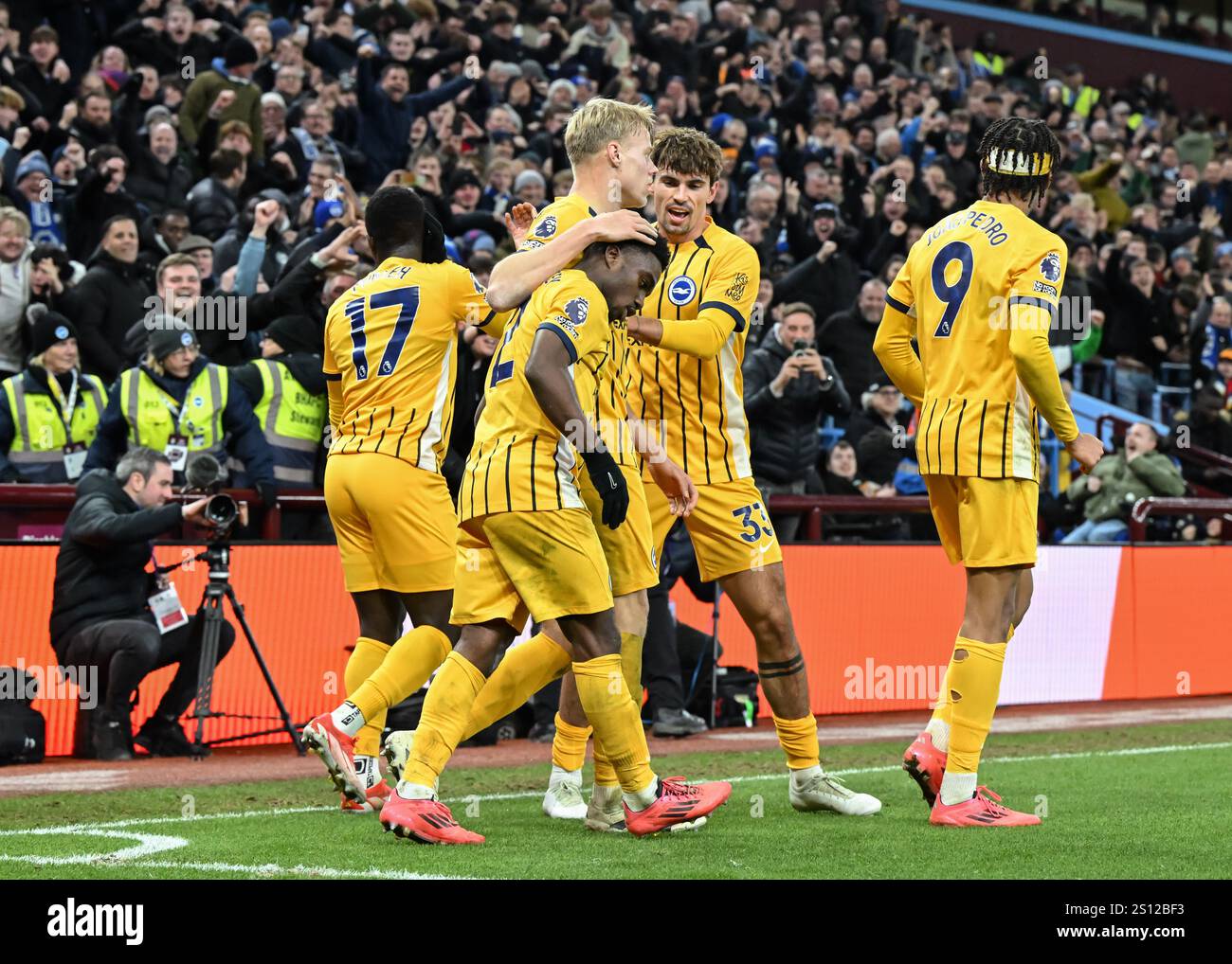 Birmingham, Großbritannien. Dezember 2024 30. Tariq Lamptey von Brighton & Hove Albion feiert sein zweites Tor während des Premier League-Spiels im Villa Park, Birmingham. Der Bildnachweis sollte lauten: Cody Froggatt/Sportimage Credit: Sportimage Ltd/Alamy Live News Stockfoto