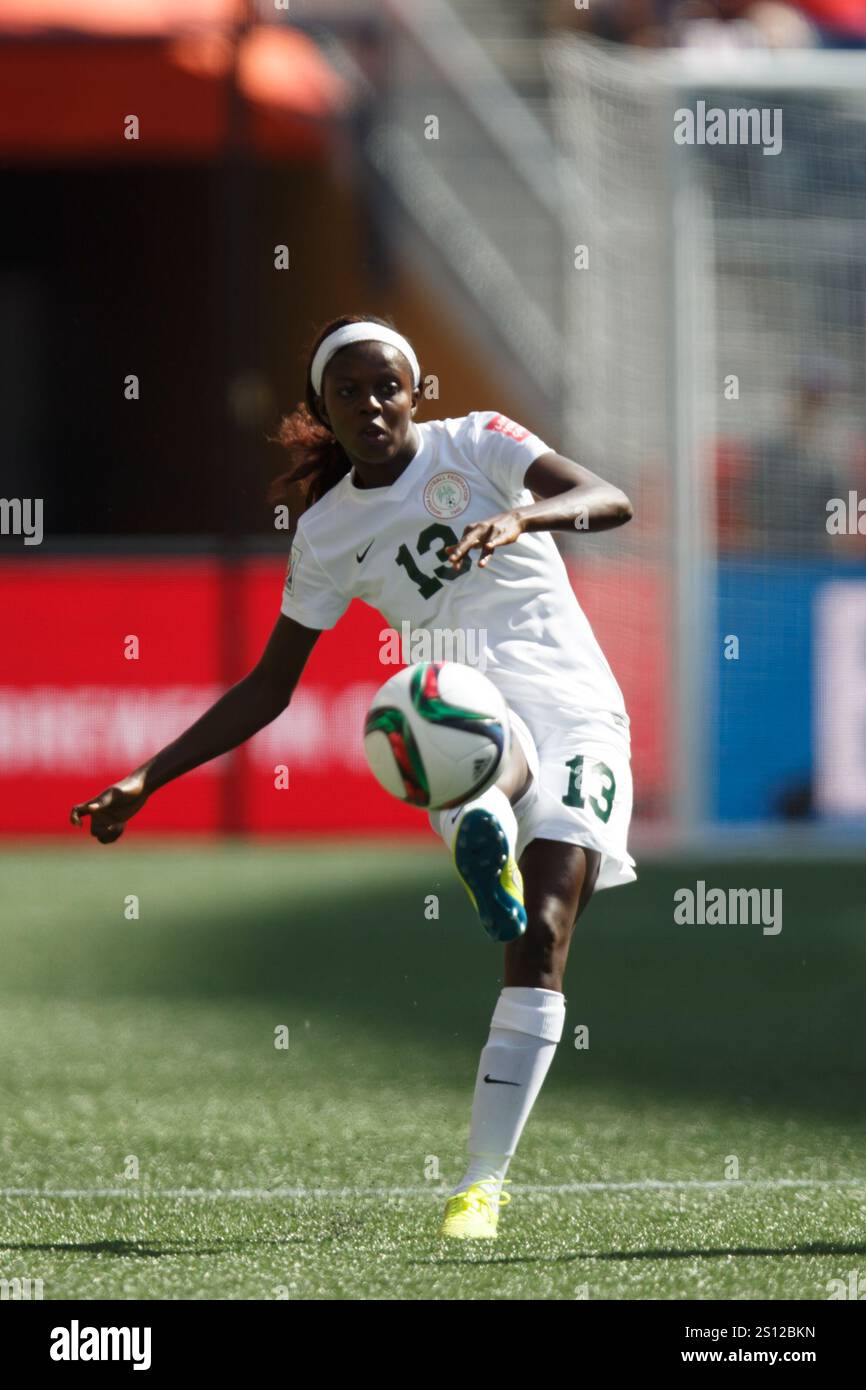 WINNIPEG, KANADA - 12. JUNI: Ngozi Sonia Okobi-Okeoghene aus Nigeria tritt am 12. Juni 2015 im Winnipeg Stadium in Winnipeg in Kanada beim Spiel der FIFA Frauen-Weltmeisterschaft Gruppe D gegen Australien in den Ball. Nur redaktionelle Verwendung. Kommerzielle Nutzung verboten. (Foto: Jonathan Paul Larsen / Diadem Images) Stockfoto