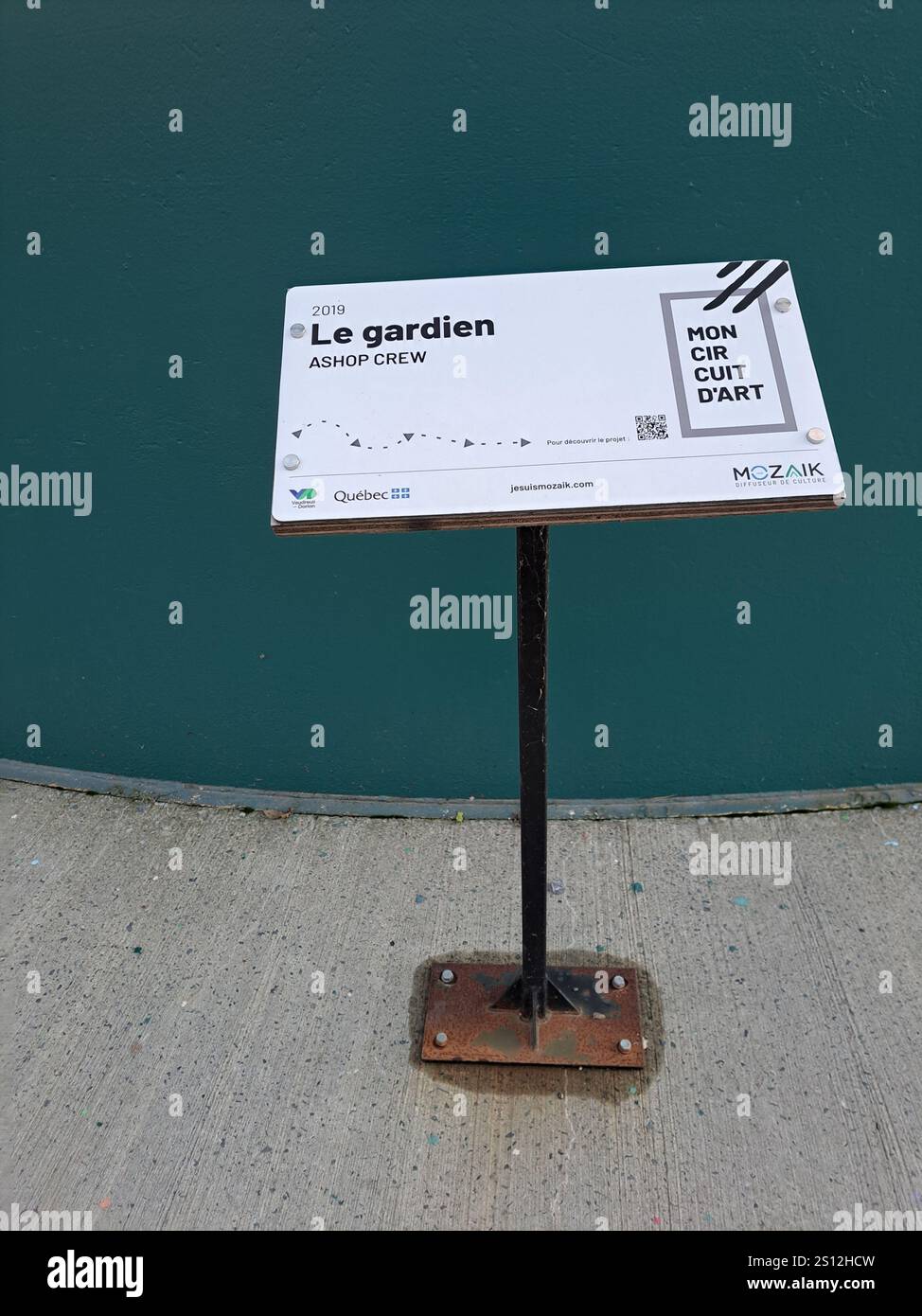 Künstlerinformationsschild für das Wandbild Le Gardien auf einem Wasserturm in Dorion, Quebec, Kanada Stockfoto