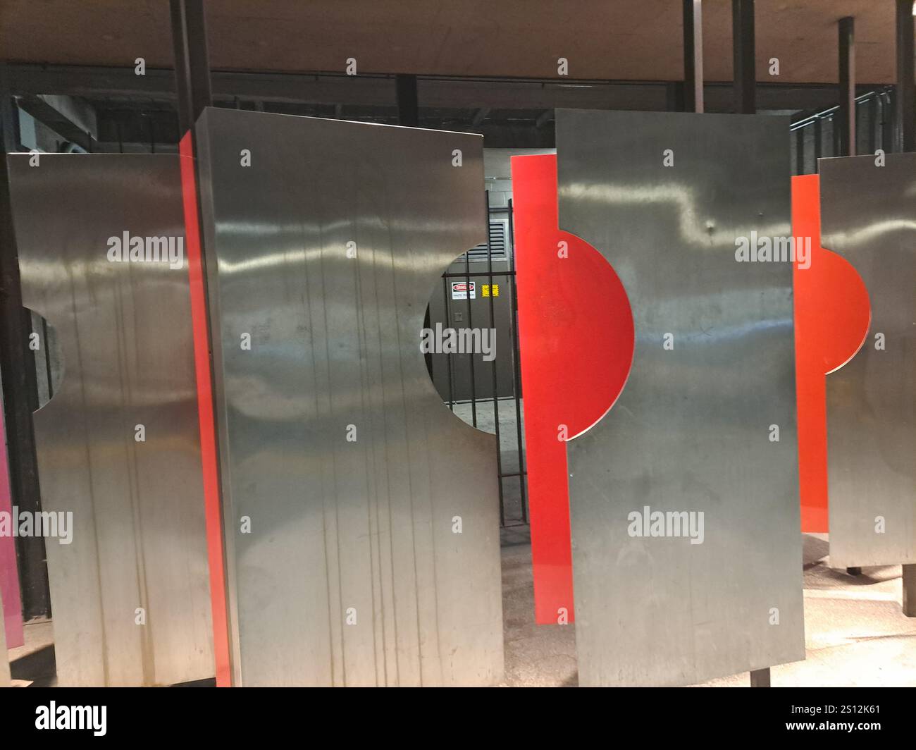 Skulptur aus geometrischen Stahl und roten Tafeln an der U-Bahn-Station Pie IX in Montreal, Quebec, Kanada Stockfoto