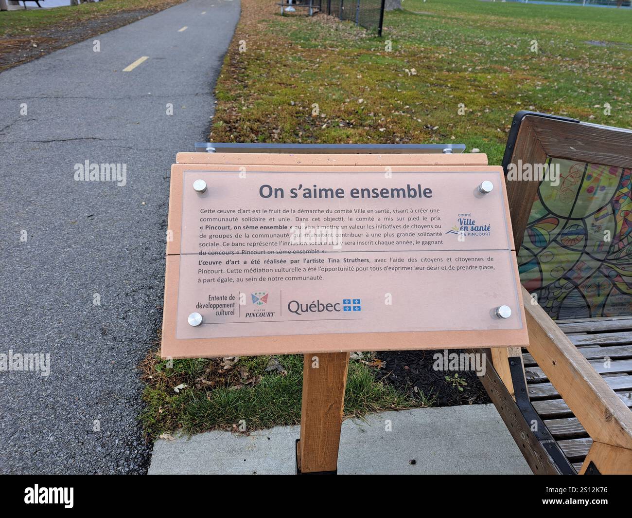 Wir lieben uns zusammen und unterschreiben auf Holzbänken im Bellevue Park in Pincourt, Quebec, Kanada Stockfoto