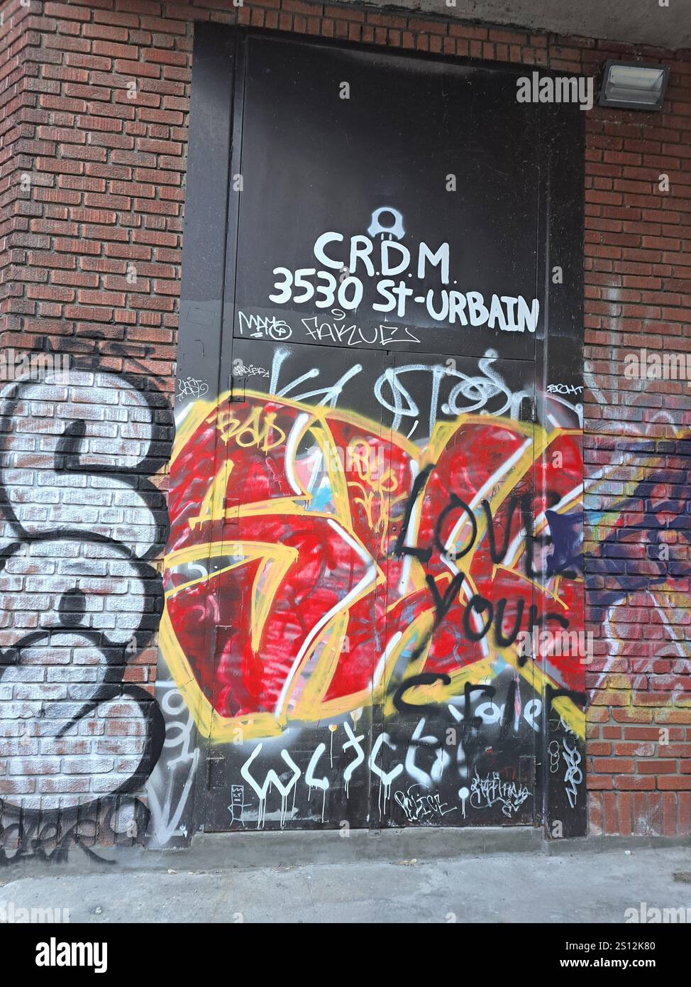 Graffiti an der Tür des CRDM auf der St. Urbain Street in der Innenstadt von Montreal, Quebec, Kanada Stockfoto