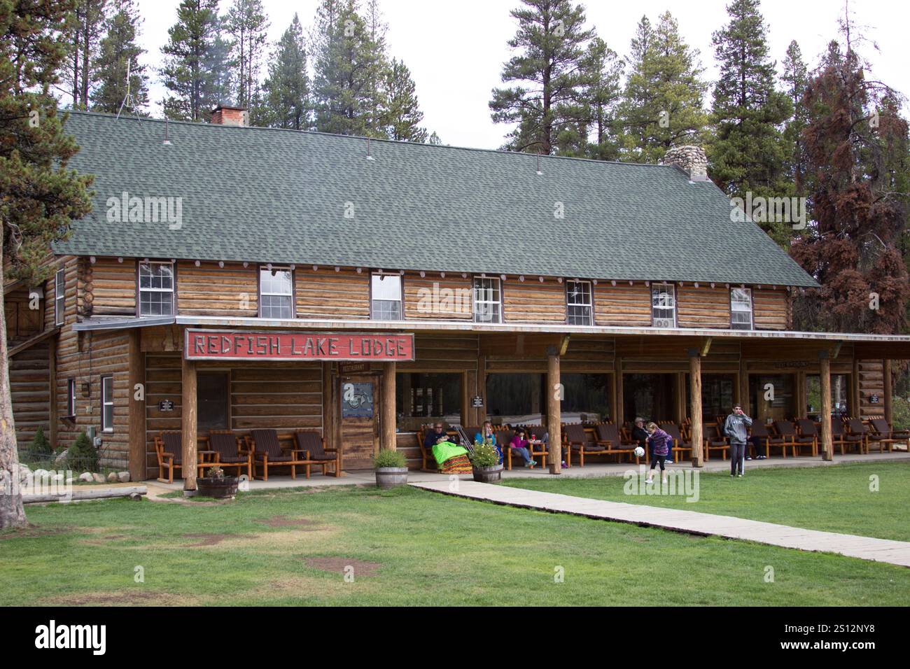Redfish Lake Lodge in einer bewaldeten Umgebung mit Veranda und Grasrasen, Redfish Lake, Idaho Stockfoto