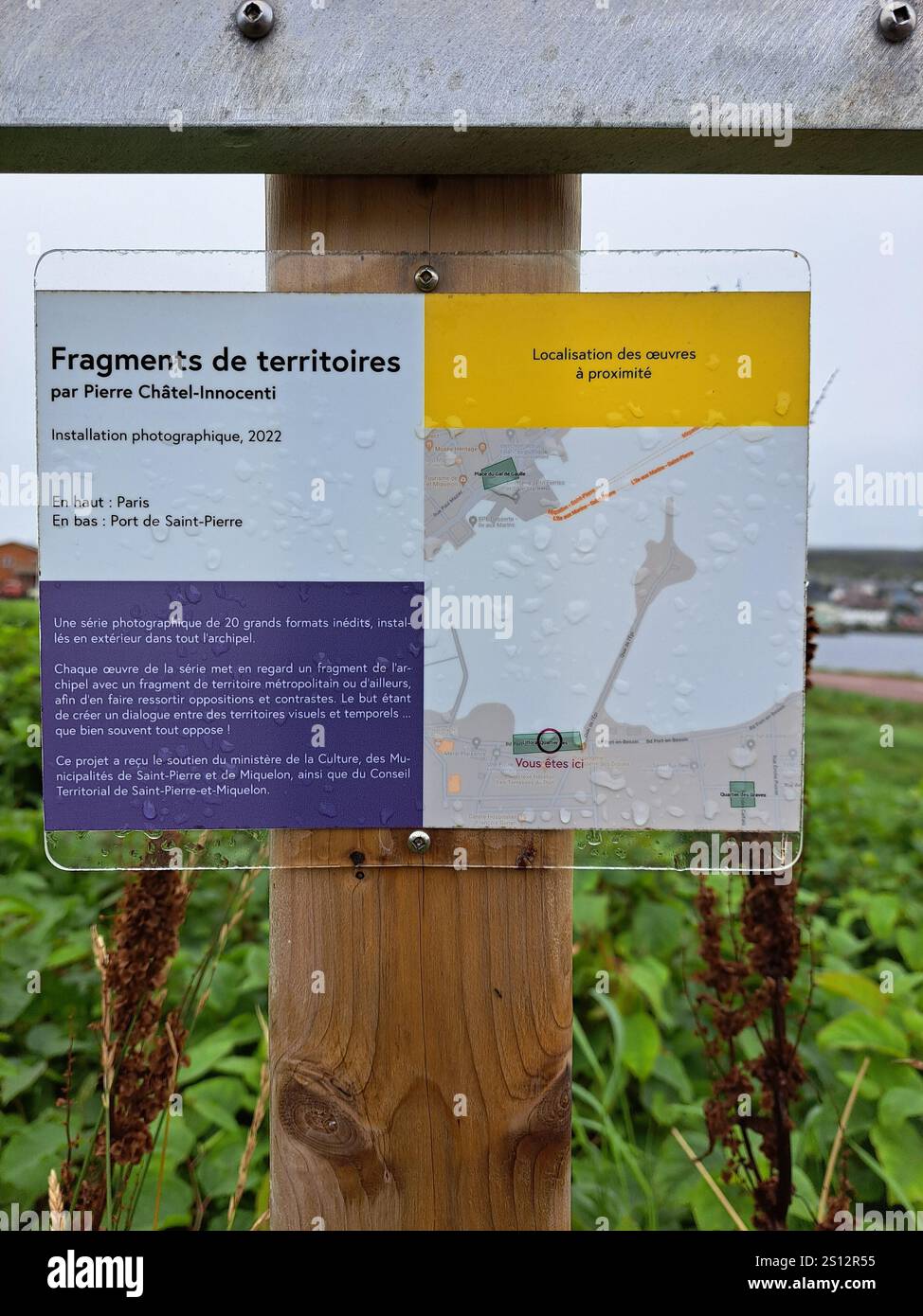 Informationsschild für die Stadt St. Pierre von Pierre Châtel-Innocenti in St. Pierre, Frankreich Stockfoto