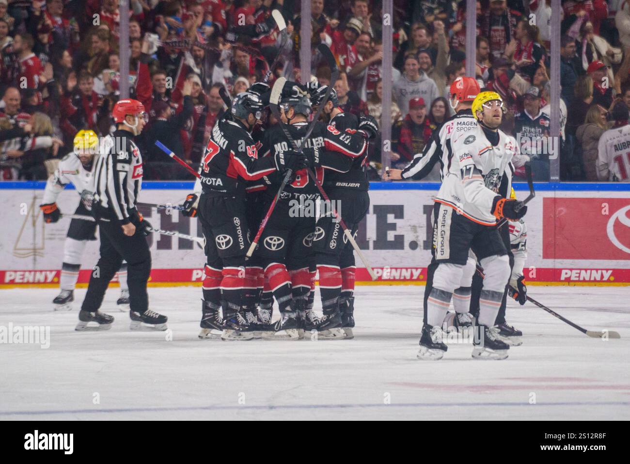 Köln, Deutschland. 11.10.2024, DEL, Deutsche Eishockey-Liga Saison 2024/25, 32. Spieltag: Kölner Haie gegen Löwen Frankfurt Bild: Equalizer für die KEC Credit: Robin Huth/Alamy Live News Stockfoto