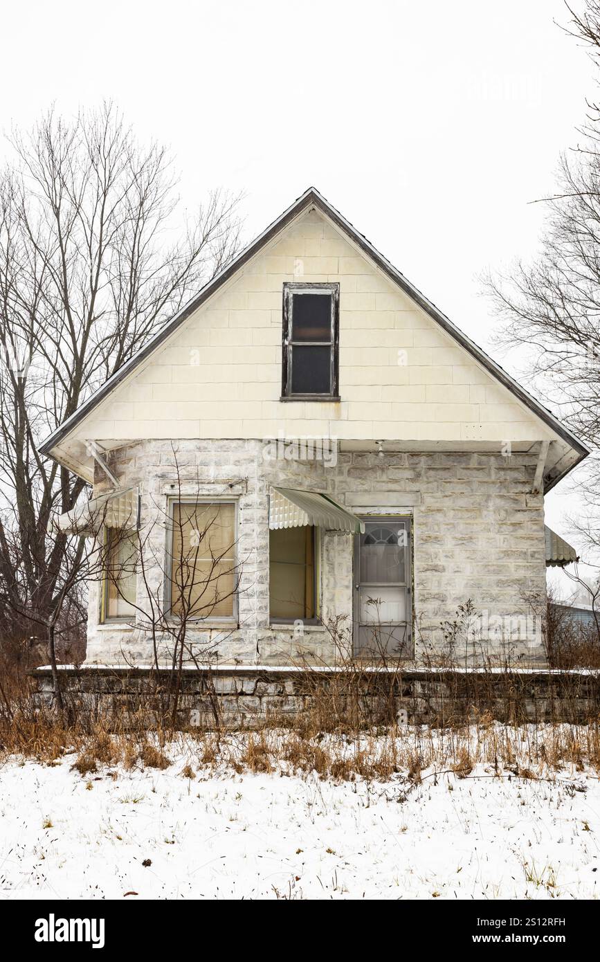 Altes Haus aus rustikalem Betonblock in Stanwood, Mecosta County, Michigan, USA [keine Veröffentlichung; nur redaktionelle Lizenzierung] Stockfoto