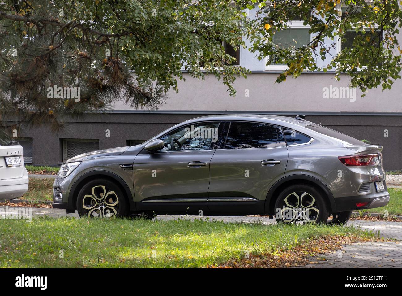 OSTRAVA, TSCHECHIEN - 4. OKTOBER 2023: Rückansicht des silbernen Renault Arkana Crossover auf der Straße Stockfoto