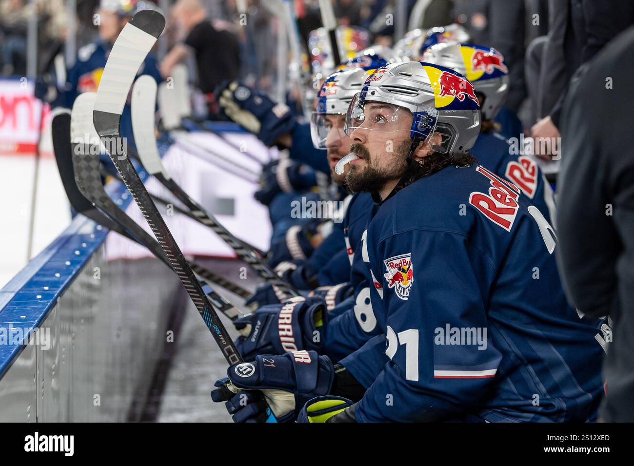 Nico Kraemmer (EHC Red Bull Muenchen, #21) auf der Bank sitzend. GER, EHC Red Bull München vs. Grizzlys Wolfsburg, Eishockey, DEL, 32. Spieltag, Saison 2024/2025, 30.12.2024. Foto: Eibner-Pressefoto/Franz Feiner Stockfoto