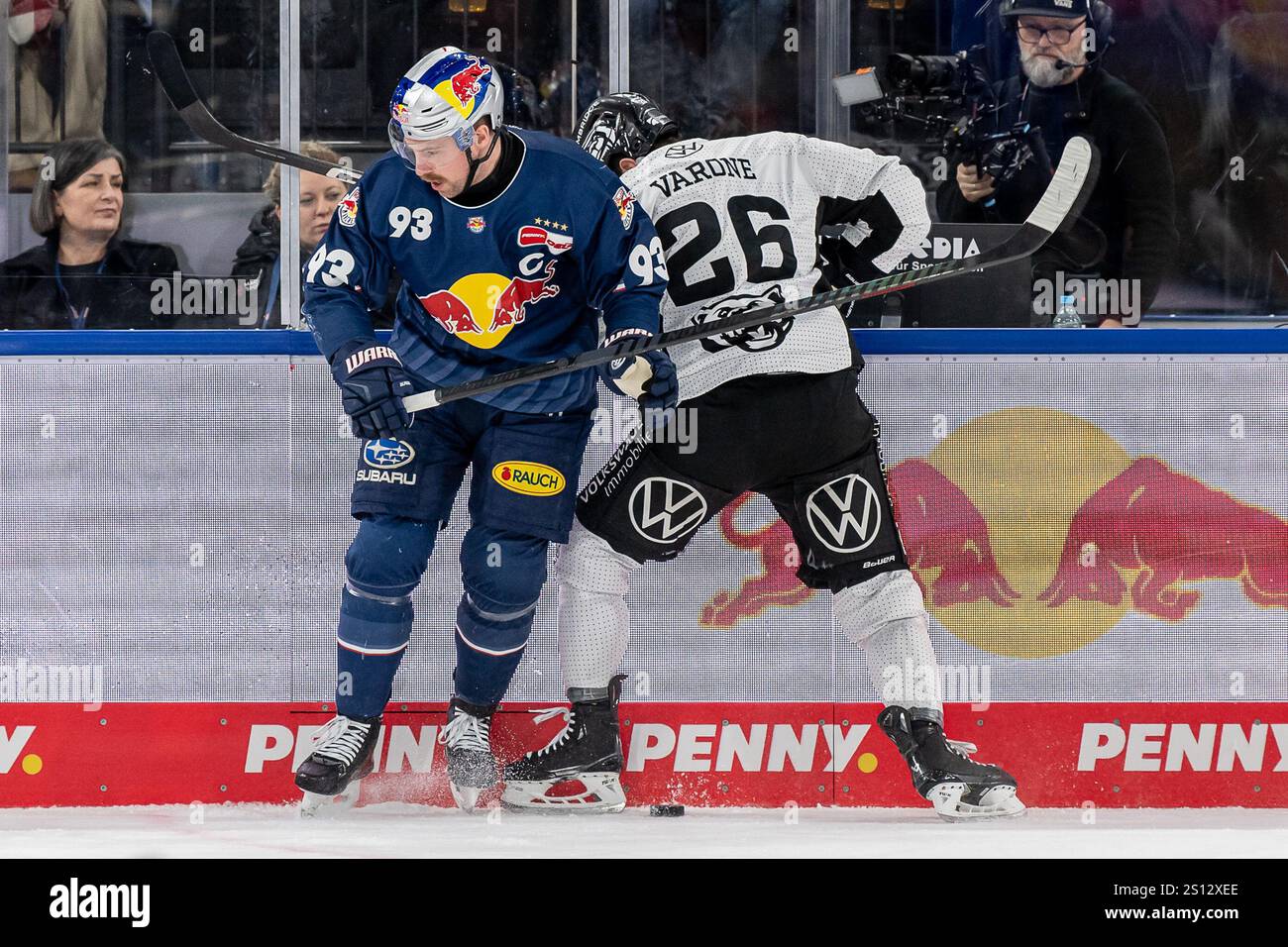 Kampf um den Puck / Zweikampf zwischen Maximilian Kastner (EHC Red Bull Muenchen, #93) und Phil Varone (Grizzlys Wolfsburg, #26). GER, EHC Red Bull München vs. Grizzlys Wolfsburg, Eishockey, DEL, 32. Spieltag, Saison 2024/2025, 30.12.2024. Foto: Eibner-Pressefoto/Franz Feiner Stockfoto