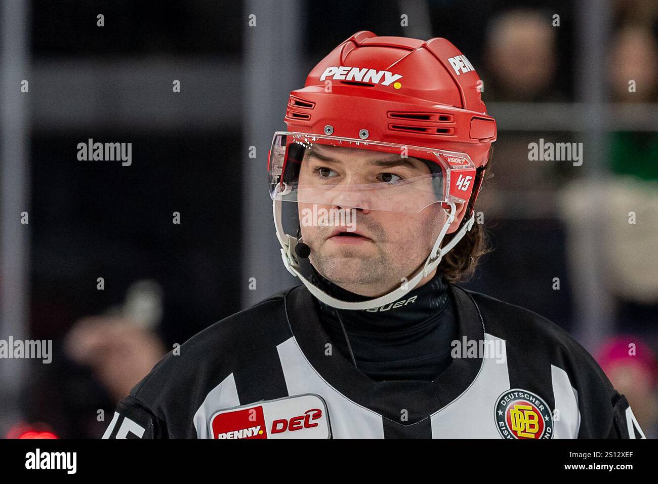 Hauptschiedsrichter Roman Gofman / Portrait / Portraet. GER, EHC Red Bull München vs. Grizzlys Wolfsburg, Eishockey, DEL, 32. Spieltag, Saison 2024/2025, 30.12.2024. Foto: Eibner-Pressefoto/Franz Feiner Stockfoto