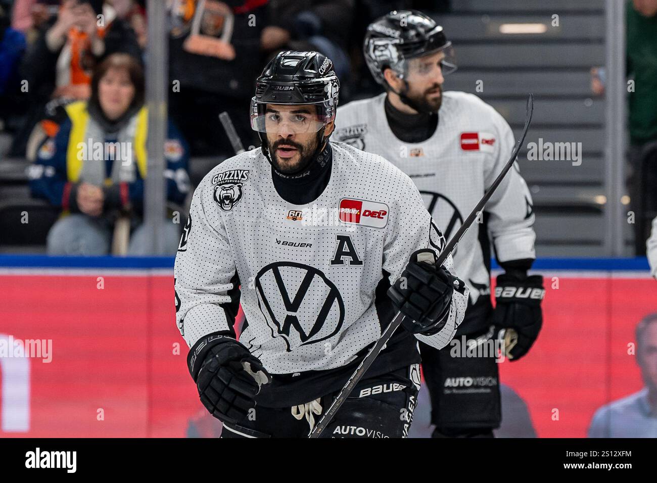 Darren Archibald (Grizzlys Wolfsburg, #25) bei der Rueckkehr zur Bank nach seinem Tor zum 1:1 - Ausgleich. GER, EHC Red Bull München vs. Grizzlys Wolfsburg, Eishockey, DEL, 32. Spieltag, Saison 2024/2025, 30.12.2024. Foto: Eibner-Pressefoto/Franz Feiner Stockfoto