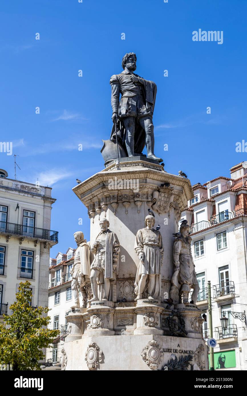 Blick auf den Nationaldichter Luis de Camoes Bronzestatue auf einer Kalksteinsäule und acht Statuen führender Persönlichkeiten der portugiesischen Kultur und Liter Stockfoto