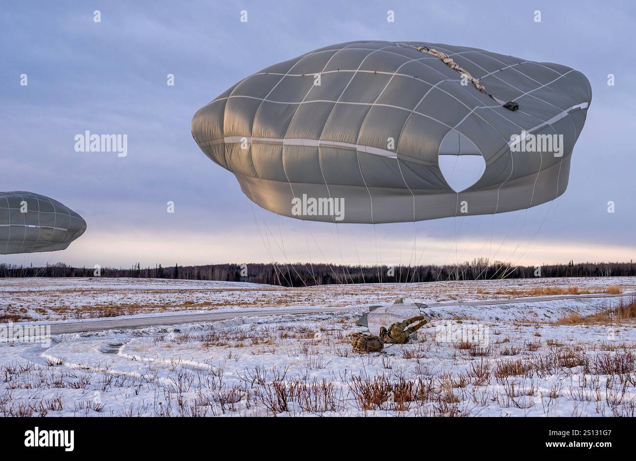 2. Infanterie-Brigade, 11. Luftlandedivision Soldat springt während eines ihrer zahlreichen Wintertrainingssprünge in Malamute DZ. Stockfoto