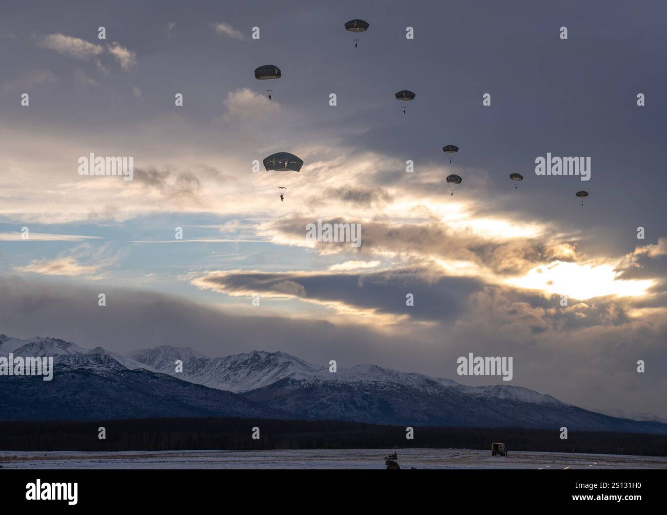 2. Infanterie-Brigade, 11. Luftlandedivision-Soldaten springen während eines ihrer zahlreichen Wintertrainingssprünge in Malamute DZ. Stockfoto