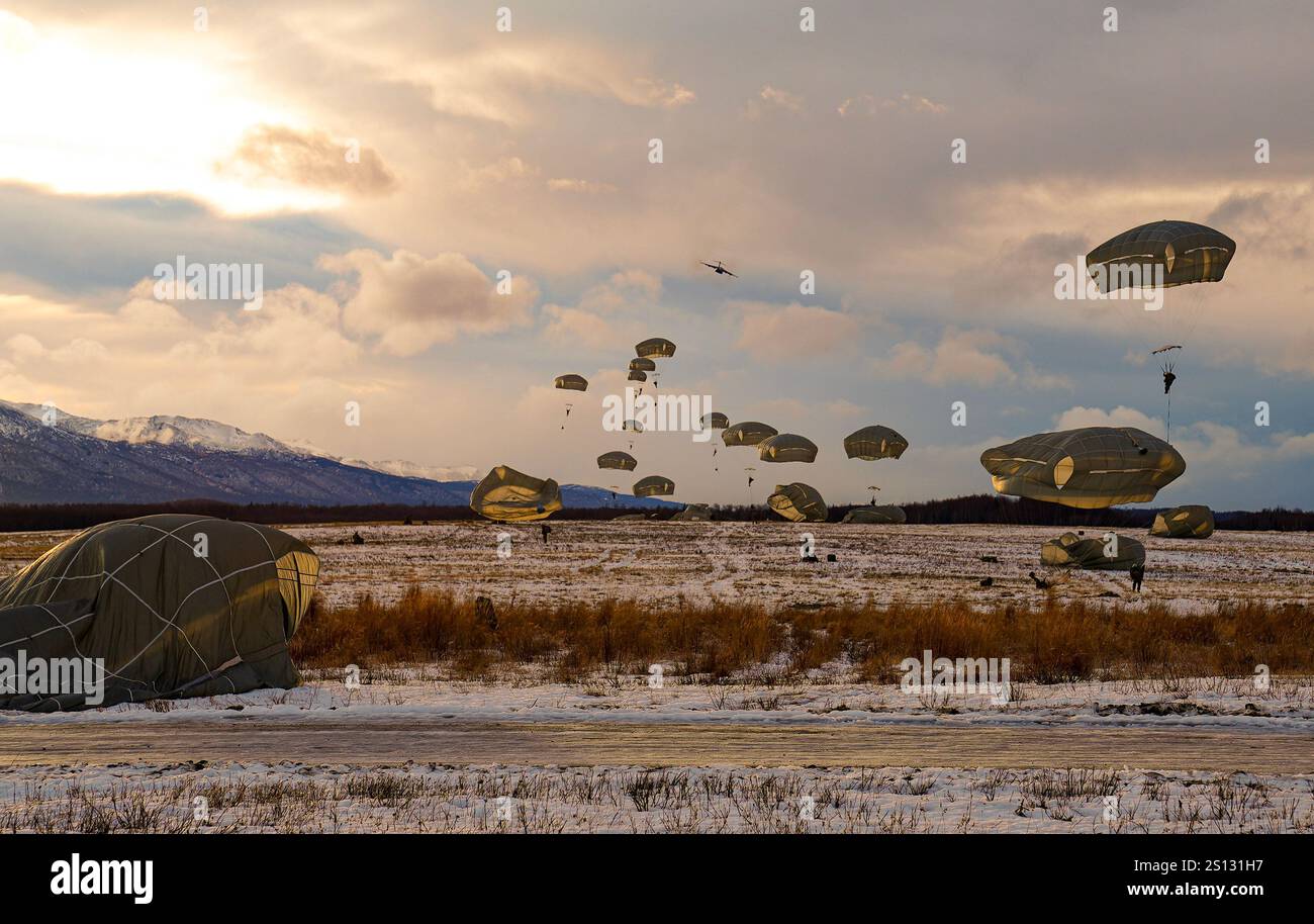 2. Infanterie-Brigade, 11. Luftlandedivision-Soldaten springen während eines ihrer zahlreichen Wintertrainingssprünge in Malamute DZ. Stockfoto
