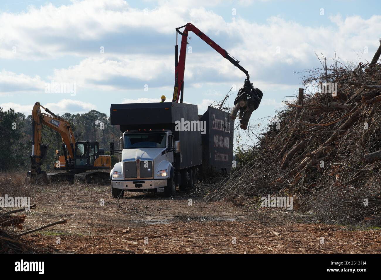 Ein Auftragnehmer des U.S. Army Corps of Engineers (USACE) entlädt Trümmer auf der temporären Deponieverwaltungsstelle von Screven County, Georgia. USACE arbeitet mit lokalen, staatlichen und föderalen Behörden zusammen, um vegetative Trümmer aus zehn Georgia Countys zu entfernen, die von Hurrikan Helene betroffen sind: Ben Hill, Brooks, Candler, Dodge, Jenkins, Laurens, Lowndes, McIntosh, Montgomery und Screven. Stockfoto