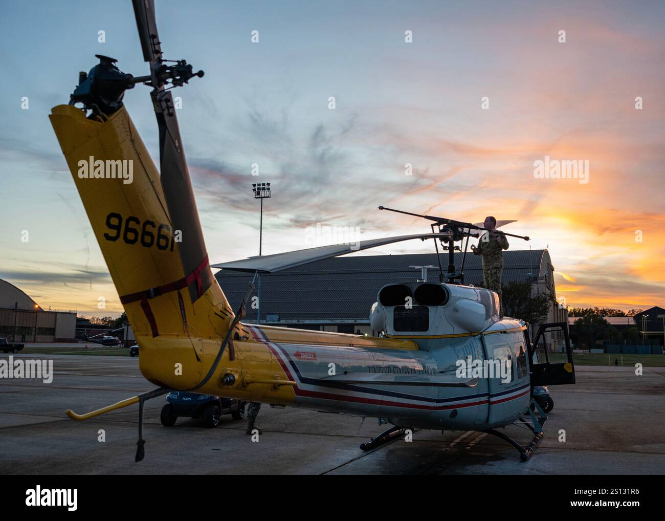 Ein Pilot der 1st Helicopter Squadron führt eine Vorabkontrolle für einen UH-1N Huey Hubschrauber durch, bevor er am 28. Oktober 2024 auf der Joint Base Andrews, MD. Das 1. HS führt Lufttransporteinsätze mit hoher Priorität durch und bietet Notfallmaßnahmen in der Region der Landeshauptstadt. (Foto der U.S. Air Force von Staff Sgt. Aubree Owens) Stockfoto