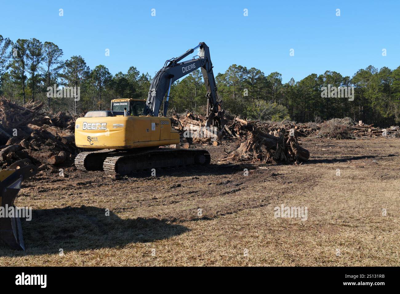 Ein Bagger stapelt Schutt auf dem U.S. Army Corps of Engineers (USACE), McIntosh County, Georgia Temporary Debris Management Site. USACE arbeitet mit lokalen, staatlichen und föderalen Behörden zusammen, um vegetative Trümmer aus zehn Georgia Countys zu entfernen, die von Hurrikan Helene betroffen sind: Ben Hill, Brooks, Candler, Dodge, Jenkins, Laurens, Lowndes, McIntosh, Montgomery und Screven. Stockfoto