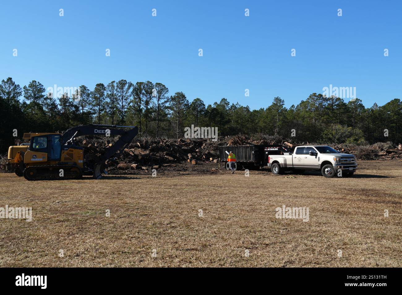 Ein Auftragnehmer des U.S. Army Corps of Engineers (USACE) entlädt Trümmer auf der McIntosh County, Georgia Temporary Debris Management Site. USACE arbeitet mit lokalen, staatlichen und föderalen Behörden zusammen, um vegetative Trümmer aus zehn Georgia Countys zu entfernen, die von Hurrikan Helene betroffen sind: Ben Hill, Brooks, Candler, Dodge, Jenkins, Laurens, Lowndes, McIntosh, Montgomery und Screven. Stockfoto