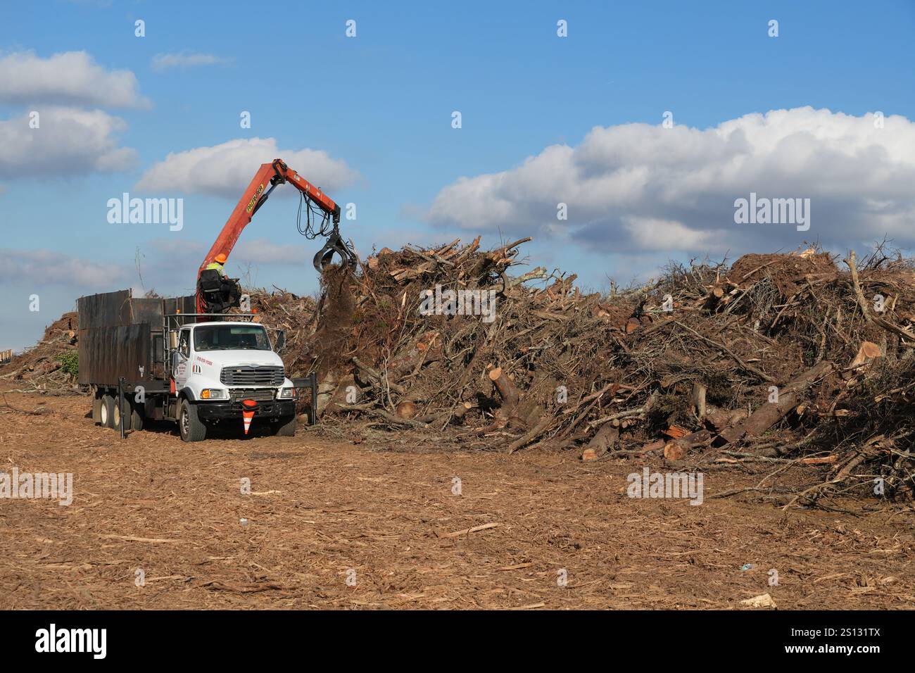 Ein Auftragnehmer des U.S. Army Corps of Engineers (USACE) entlädt Trümmer auf dem Gelände der temporären Trümmerverwaltung im Jenkins County, Georgia. USACE arbeitet mit lokalen, staatlichen und föderalen Behörden zusammen, um vegetative Trümmer aus zehn Georgia Countys zu entfernen, die von Hurrikan Helene betroffen sind: Ben Hill, Brooks, Candler, Dodge, Jenkins, Laurens, Lowndes, McIntosh, Montgomery und Screven. Stockfoto