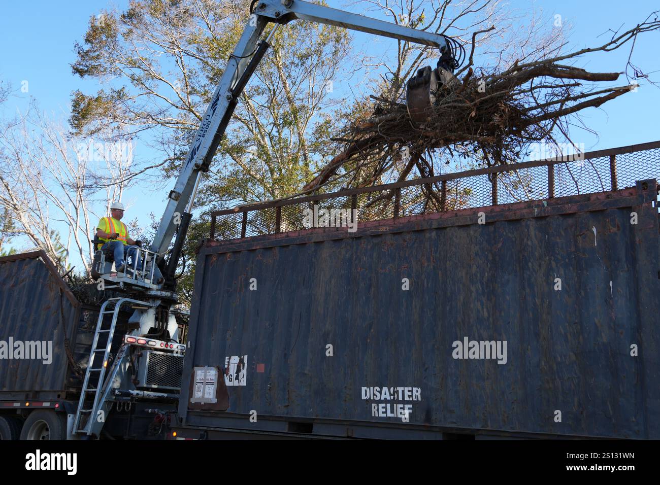 Ein Auftragnehmer des U.S. Army Corps of Engineers (USACE) lädt Trümmer von der Taylor Spring Road im Mongomery County, Georgia. USACE arbeitet mit lokalen, staatlichen und föderalen Behörden zusammen, um vegetative Trümmer aus zehn Georgia Countys zu entfernen, die von Hurrikan Helene betroffen sind: Ben Hill, Brooks, Candler, Dodge, Jenkins, Laurens, Lowndes, McIntosh, Montgomery und Screven. Stockfoto