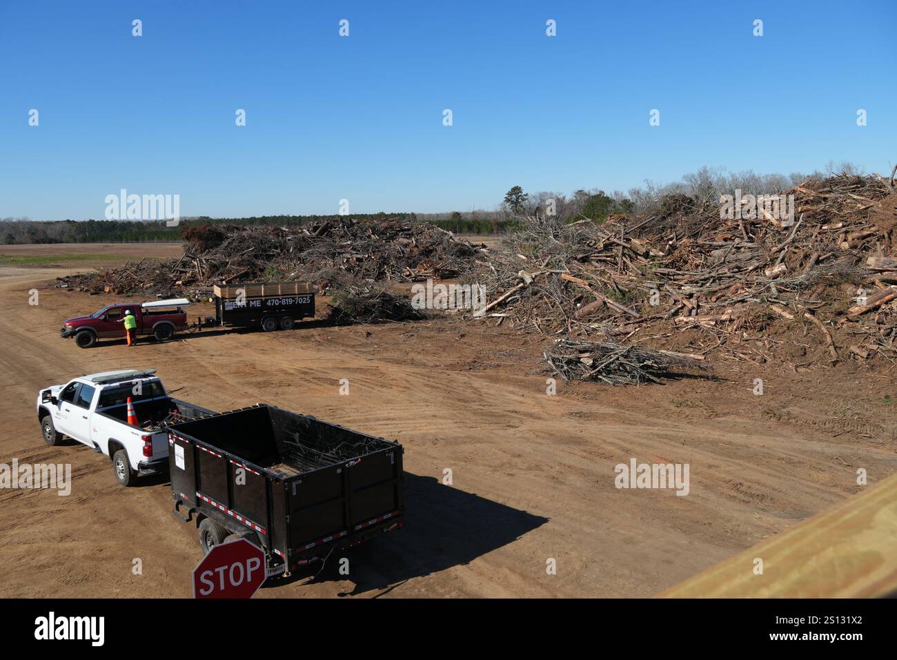 Ein Auftragnehmer des U.S. Army Corps of Engineers (USACE) entlädt Trümmer auf der temporären Depression Management Site im Laurens County, Georgia. USACE arbeitet mit lokalen, staatlichen und föderalen Behörden zusammen, um vegetative Trümmer aus zehn Georgia Countys zu entfernen, die von Hurrikan Helene betroffen sind: Ben Hill, Brooks, Candler, Dodge, Jenkins, Laurens, Lowndes, McIntosh, Montgomery und Screven. Stockfoto