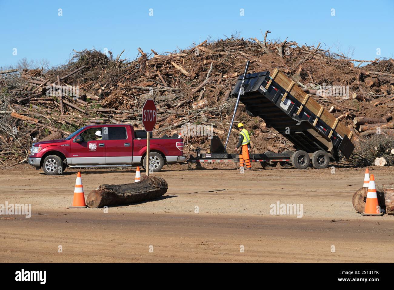 Ein Auftragnehmer des U.S. Army Corps of Engineers (USACE) entlädt Trümmer auf der temporären Depression Management Site im Laurens County, Georgia. USACE arbeitet mit lokalen, staatlichen und föderalen Behörden zusammen, um vegetative Trümmer aus zehn Georgia Countys zu entfernen, die von Hurrikan Helene betroffen sind: Ben Hill, Brooks, Candler, Dodge, Jenkins, Laurens, Lowndes, McIntosh, Montgomery und Screven. Stockfoto