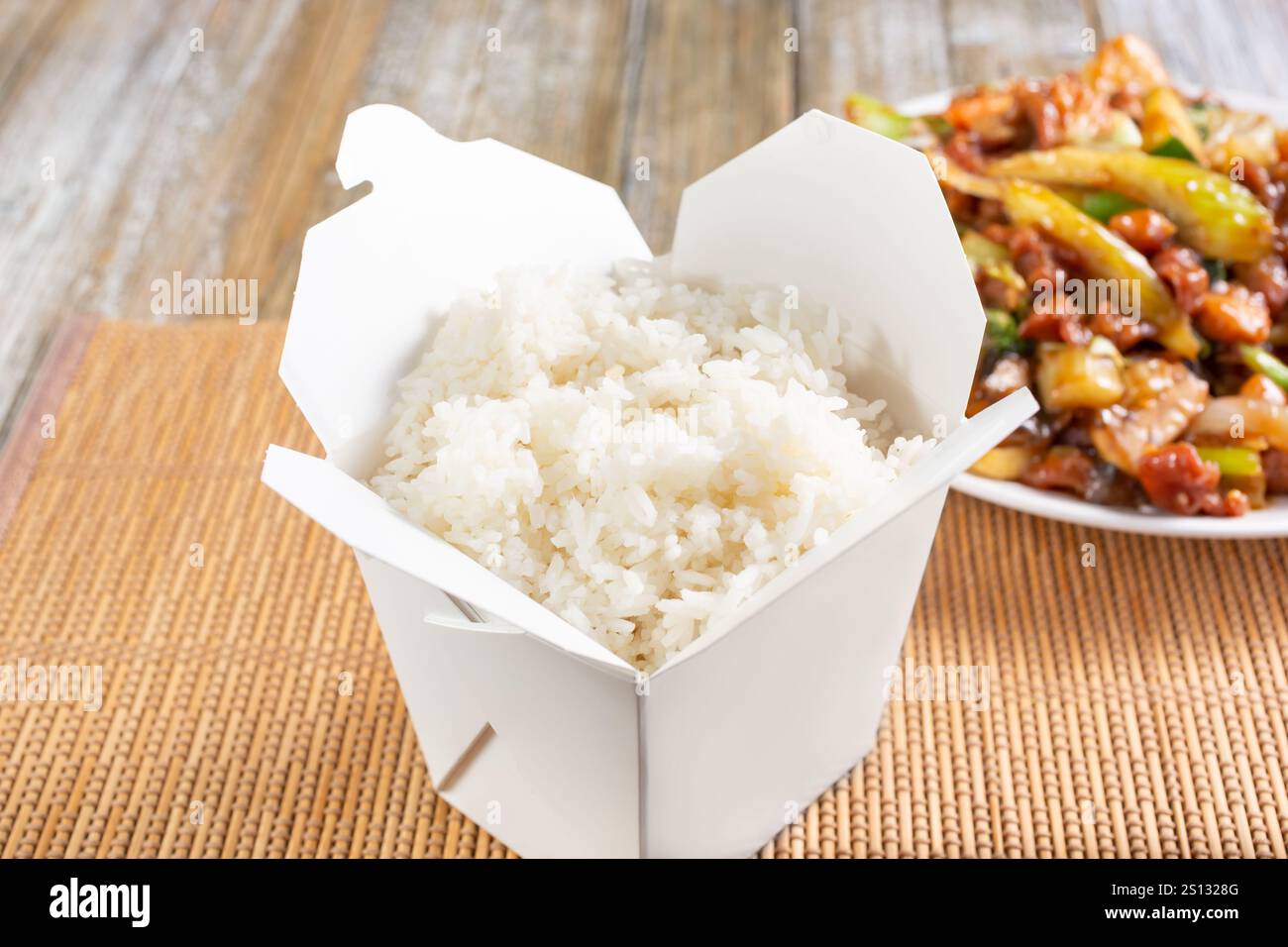 Ein Blick auf einen chinesischen Take-Out-Behälter voller weißem gedämpftem Reis. Stockfoto