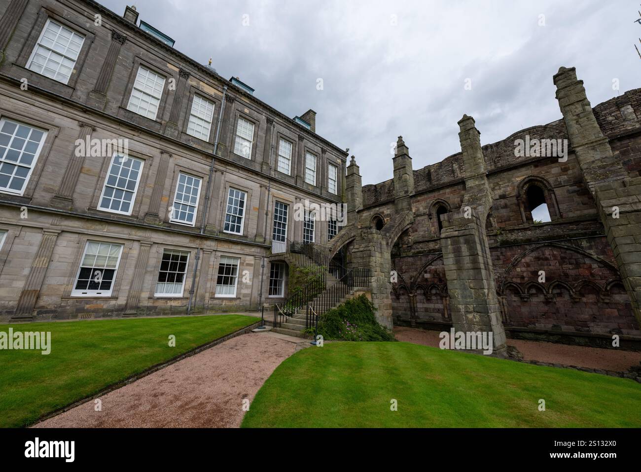 Die Ruine der Holyrood Abbey neben dem Holyrood Palace in Edinburgh, Großbritannien. Stockfoto
