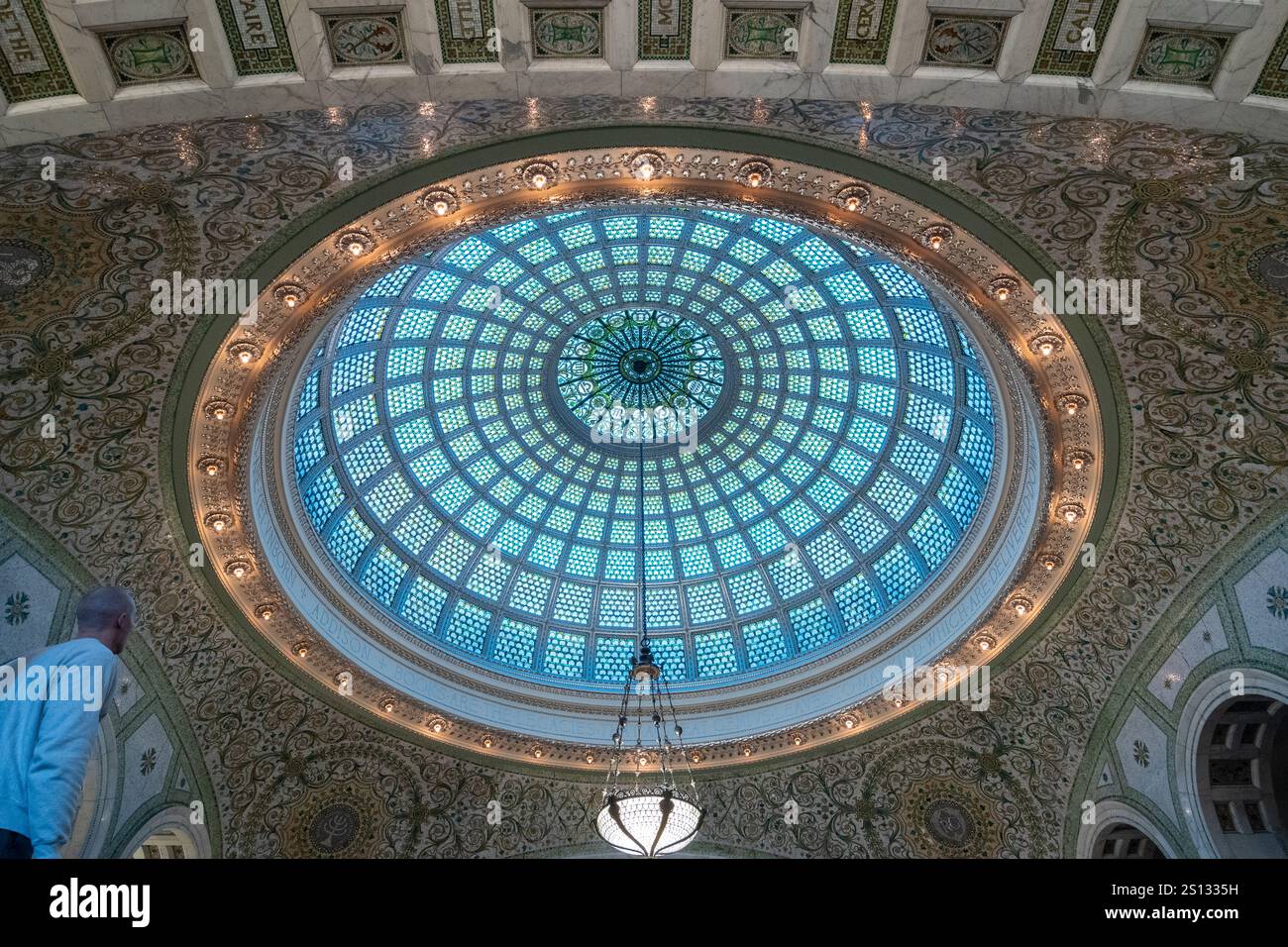 Chicago, USA. 30. Dezember 2024. Die Besucher des Chicago Cultural Center sehen die Louis Comfort Tiffany Kunstglaskuppel, die größte Tiffany Glaskuppel der Welt. Die durchscheinende Kuppel mit einem Durchmesser von 38 Fuß besteht aus Tiffany Favrile-Glas, das in Form von Fischschuppen geschnitten ist. Quelle: Stephen Chung / Alamy Live News Stockfoto