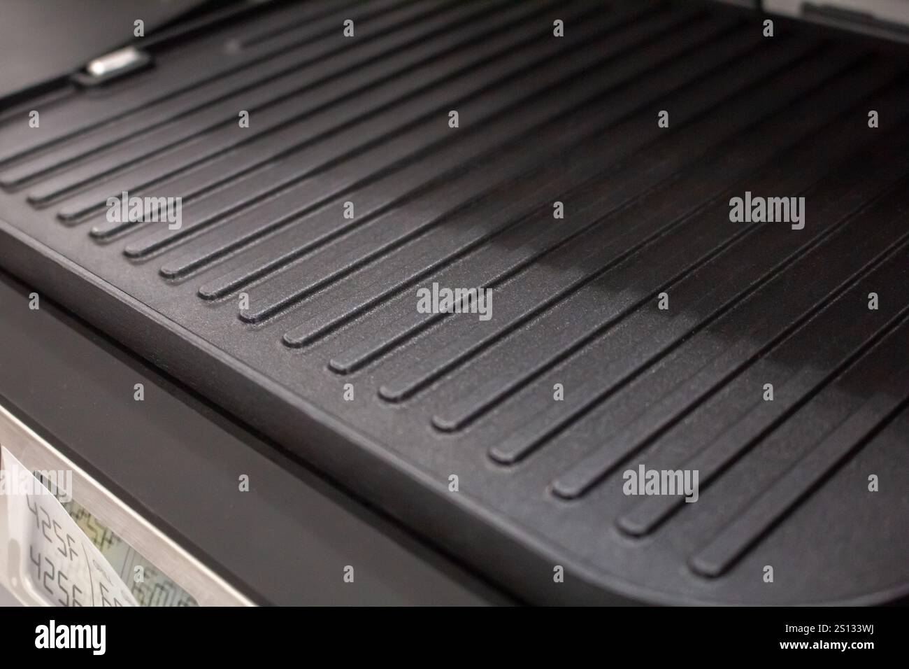 Ansicht der Grillfläche einer Panini-Presse. Stockfoto