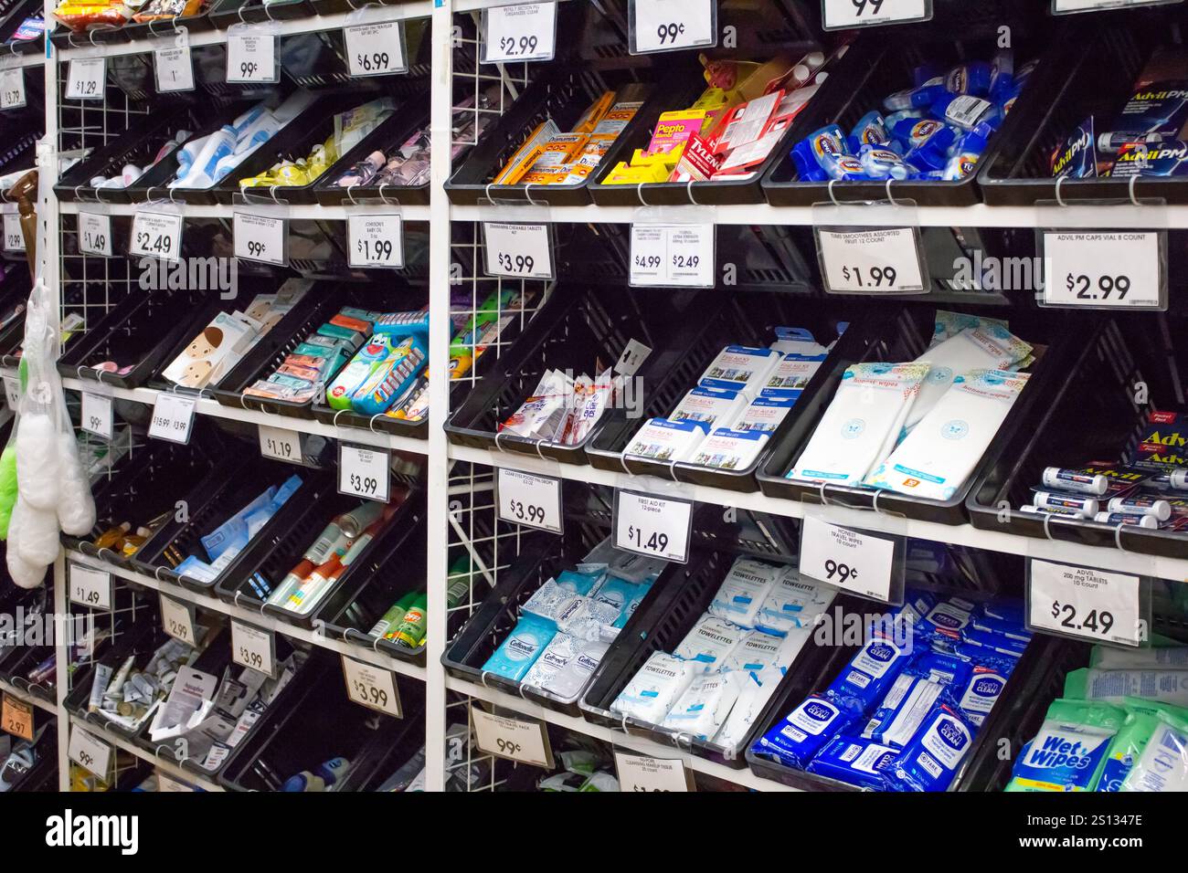 Los Angeles, Kalifornien, USA: 04-07-2019: Eine Ansicht mehrerer Hygieneprodukte in Reisegröße im Laden. Stockfoto