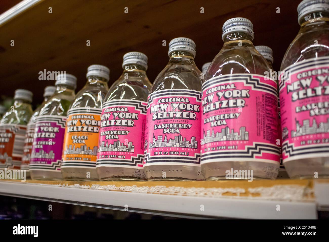 Los Angeles, Kalifornien, USA: 04-07-2019: Eine Ansicht mehrerer Flaschen New York Seltzer Limonade, ausgestellt in einem örtlichen Lebensmittelgeschäft. Stockfoto