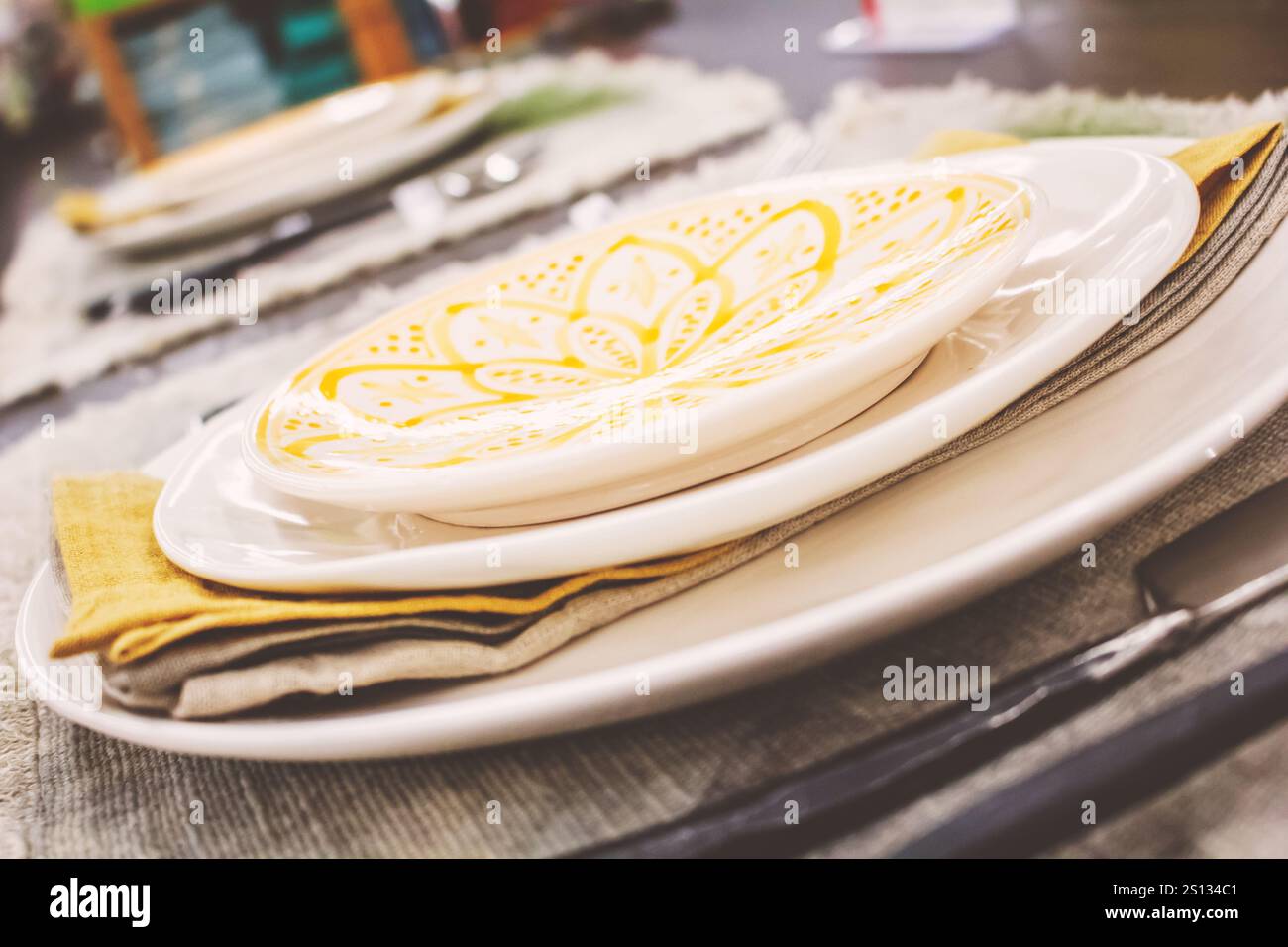Blick auf einen dekorierten Esstisch mit edlem Geschirr. Stockfoto