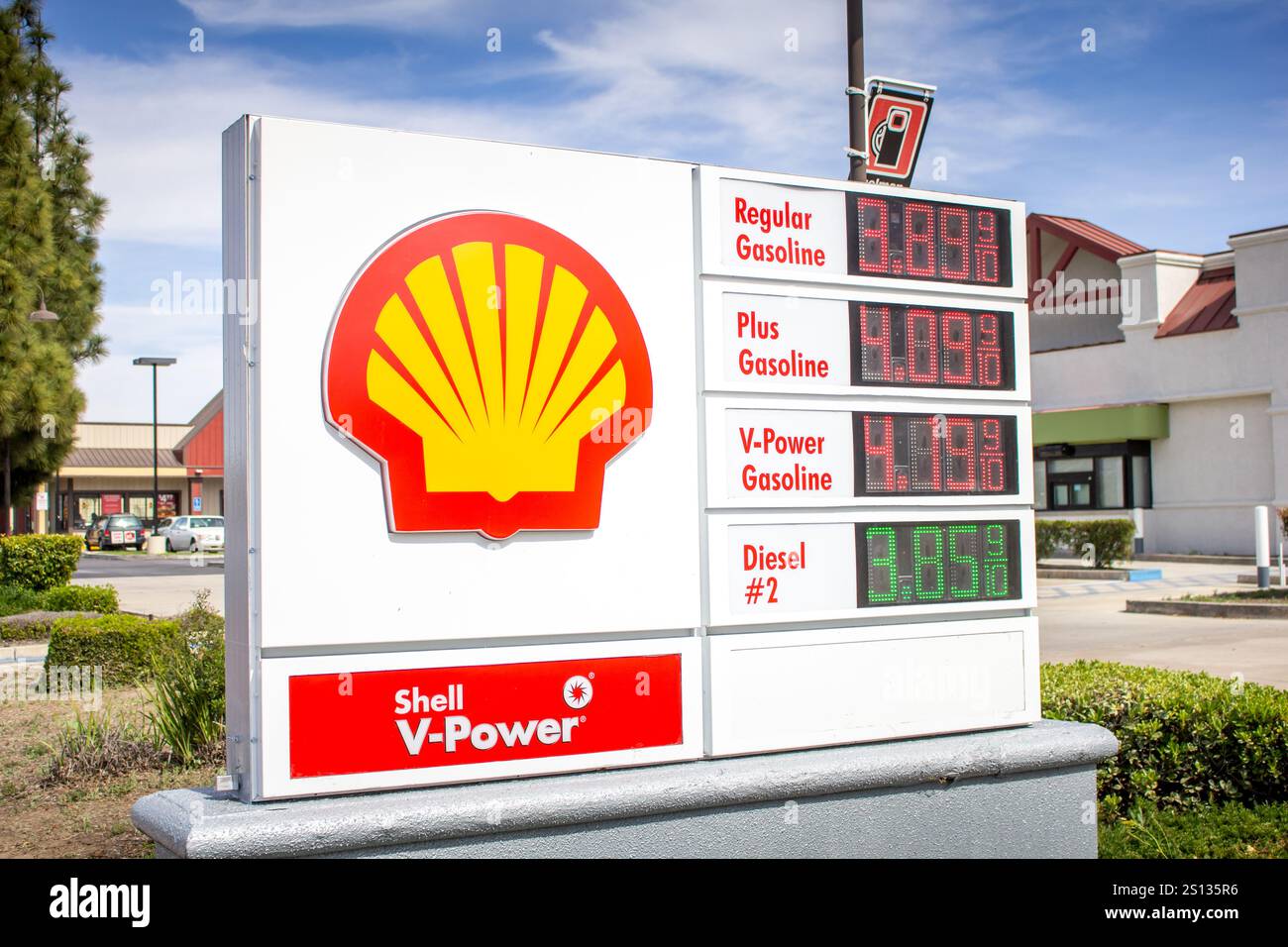 Los Angeles, Kalifornien, USA - 04-08-2019: Ein digitales Preisschild einer Shell-Tankstelle mit aktuellen Gaspreisen. Stockfoto