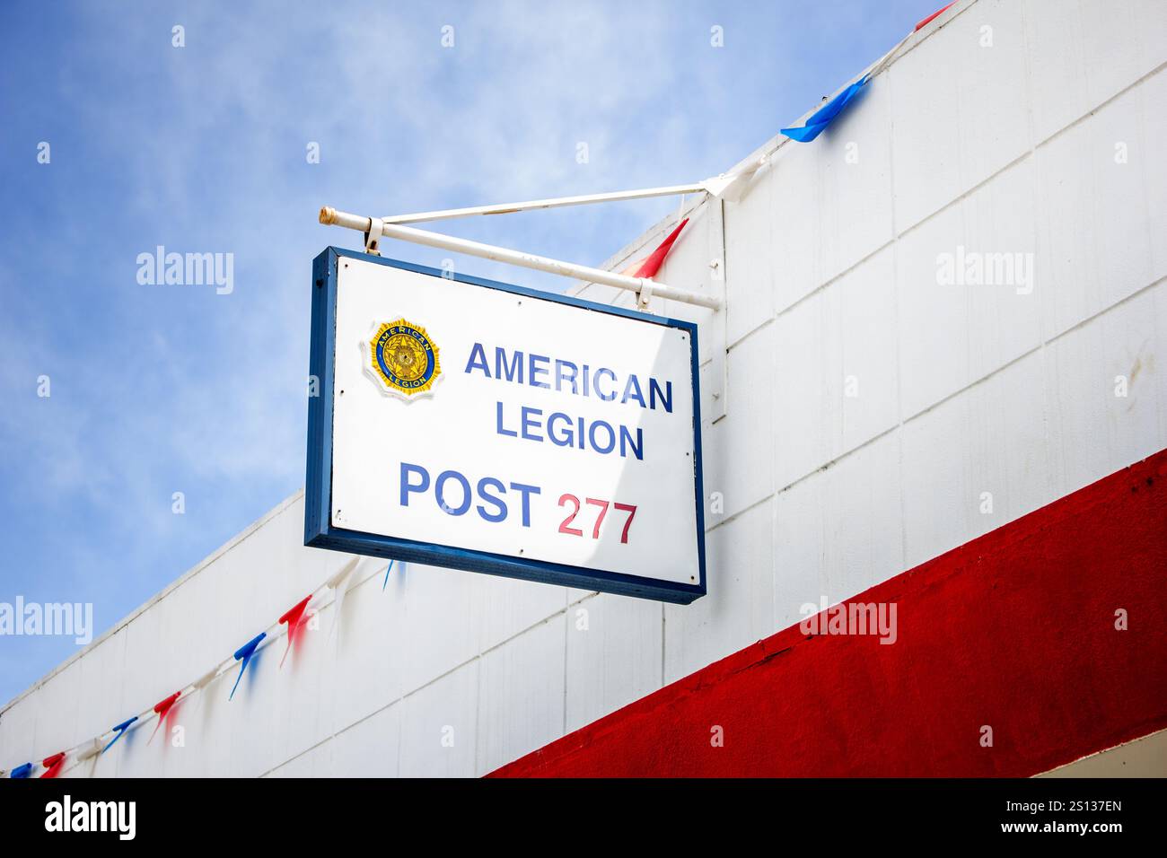Placentia, Kalifornien, USA - 11. 04. 2019: Blick auf ein Schild für die American Legion, Post 277 in der Innenstadt von Placentia. Stockfoto
