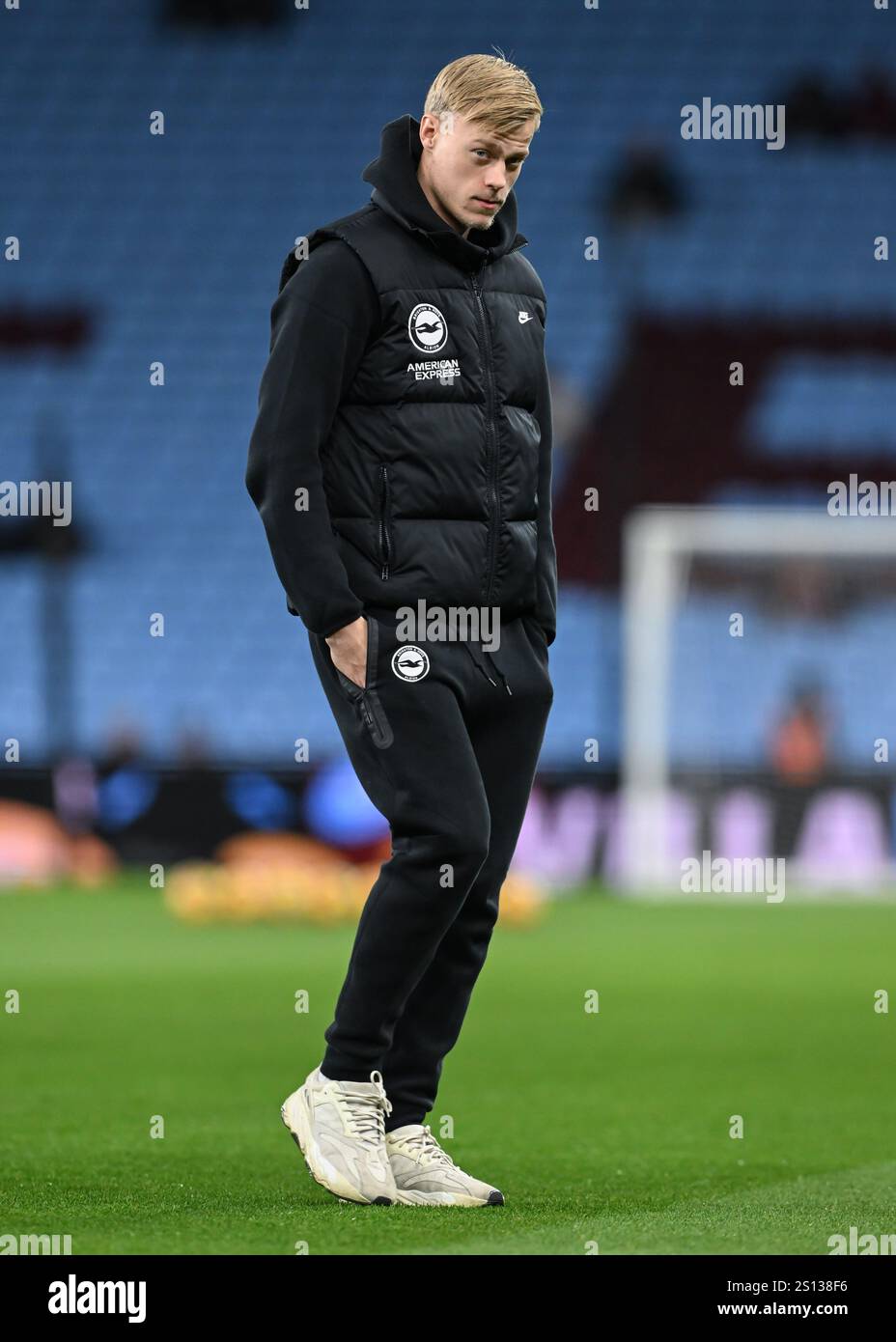 Birmingham, Großbritannien. Dezember 2024 30. Jan Paul van Hecke von Brighton & Hove Albion inspiziert das Spielfeld vor dem Spiel der Premier League im Villa Park, Birmingham. Der Bildnachweis sollte lauten: Cody Froggatt/Sportimage Credit: Sportimage Ltd/Alamy Live News Stockfoto