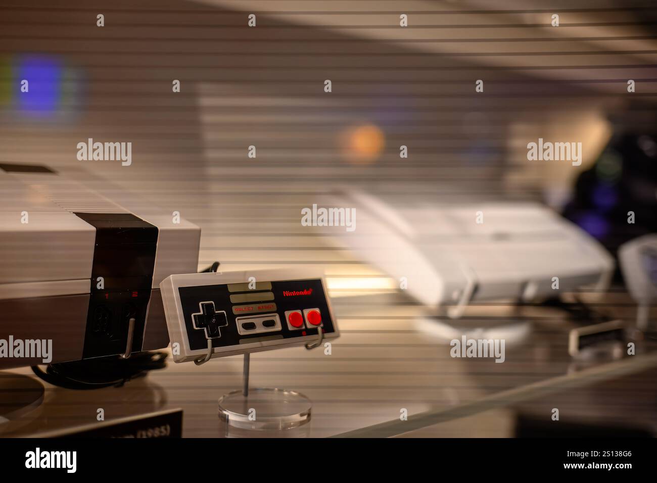 Rochester, New York, USA - 12.6,2024: Nintendo Entertainment System im Strong National Museum of Play Stockfoto