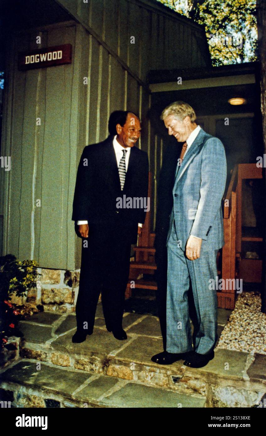 Präsident Anwar al-Sadat von Ägypten, Linke, und US-Präsident Jimmy Carter vor der Dogwood Hütte in Camp David, dem US-Präsidenten Rückzug nahe Thurmont, Maryland, vor dem ersten Treffen ihres Gipfels, um einen friedensvertrag zwischen Ägypten und Israel am 6. September 1978 zu diskutieren Stockfoto