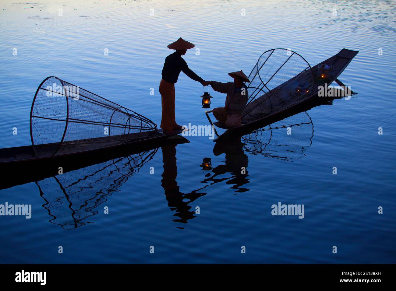 Zwei Beinruderfischer am Inle Lake Stockfoto