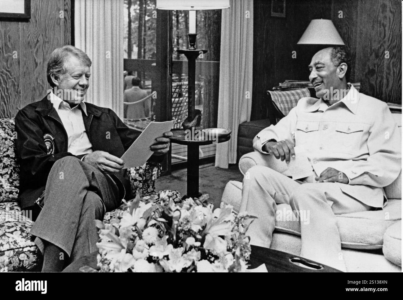 US-Präsident Jimmy Carter, links, und Präsident Anwar al-Sadat von Ägypten, rechts, treffen sich am 19. September 1978 in der Dogwood Lodge in Camp David, dem präsidialen Rückzugsort in der Nähe von Thurmont, Maryland Stockfoto